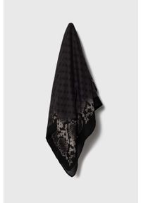 Guess szal damski kolor czarny wzorzysty. Kolor: czarny. Materiał: tkanina