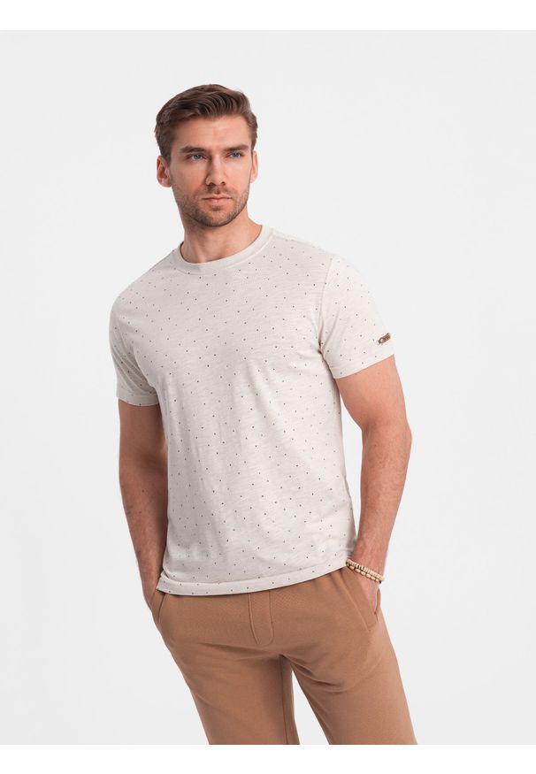 Ombre Clothing - T-shirt męski fullprint z kolorowymi literami - jasnobeżowy V1. Okazja: na co dzień. Kolor: beżowy. Materiał: materiał, bawełna, zamsz, żakard, dzianina, prążkowany, poliester. Wzór: kolorowy. Styl: klasyczny, casual