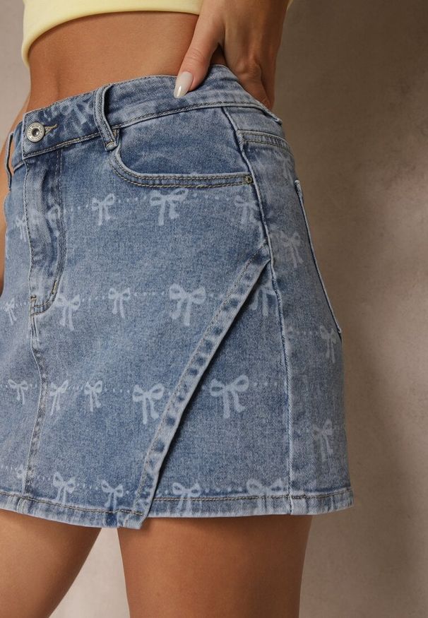 Renee - Niebieskie Jeansowe Spódnico-Szorty Zdobione Printem z Kokardkami Millesa. Okazja: na co dzień. Kolor: niebieski. Materiał: jeans. Wzór: aplikacja, nadruk. Styl: elegancki, casual