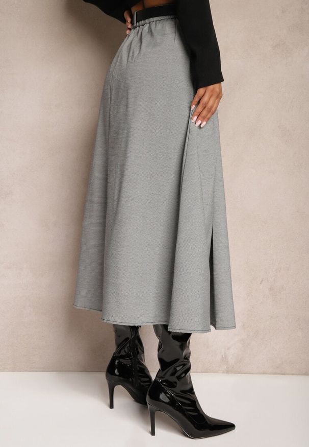 Renee - Szaro-Czarna Spódnica o Rozkloszowanym Kroju High Waist z Guzikami Paskiem i Gumką w Talii Verianne. Okazja: na spotkanie biznesowe, na co dzień. Stan: podwyższony. Kolor: szary. Wzór: aplikacja. Styl: casual, klasyczny, biznesowy