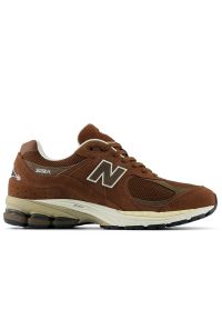 Buty New Balance M2002RFF - brązowe. Kolor: brązowy. Materiał: skóra, guma. Szerokość cholewki: normalna