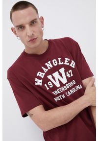 Wrangler T-shirt bawełniany kolor bordowy z nadrukiem. Okazja: na co dzień. Kolor: czerwony. Materiał: bawełna. Wzór: nadruk. Styl: casual