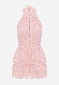 Renee - Różowa Sukienka Halter z Koronki Zdobiona Metalicznymi Guziczkami Corrarea. Typ kołnierza: dekolt halter. Kolor: różowy. Materiał: koronka. Wzór: aplikacja, koronka #5