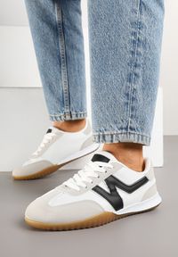 Renee - Biało-Czarne Sneakersy w Stylu Tenisówek Ozdobione Naszywką Tanelis. Kolor: biały. Materiał: jeans. Wzór: aplikacja #6