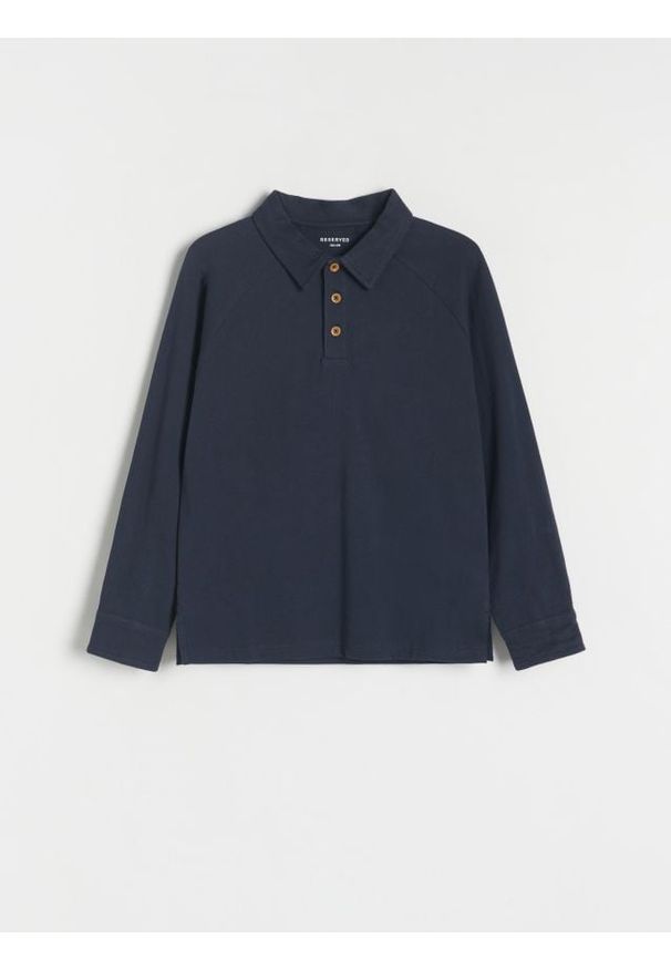 Reserved - Longsleeve polo oversize - granatowy. Typ kołnierza: polo. Kolor: niebieski. Materiał: dzianina, bawełna. Długość rękawa: długi rękaw