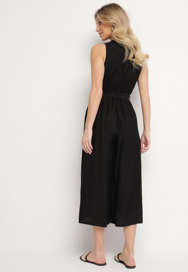 Born2be - Czarny Taliowany Kombinezon z Wiskozą i Paskiem Evithrae. Okazja: na co dzień. Kolor: czarny. Materiał: wiskoza. Styl: klasyczny, wizytowy, casual, elegancki