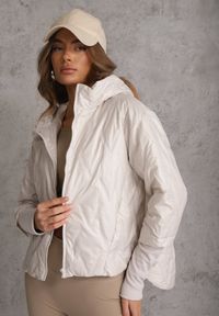 Renee - Jasnoszara Pikowana Kurtka z Kapturem z Materiałem na Rękawach Grigoria. Okazja: na co dzień. Typ kołnierza: kaptur. Kolor: szary. Materiał: materiał. Długość rękawa: długi rękaw. Styl: casual, elegancki #5