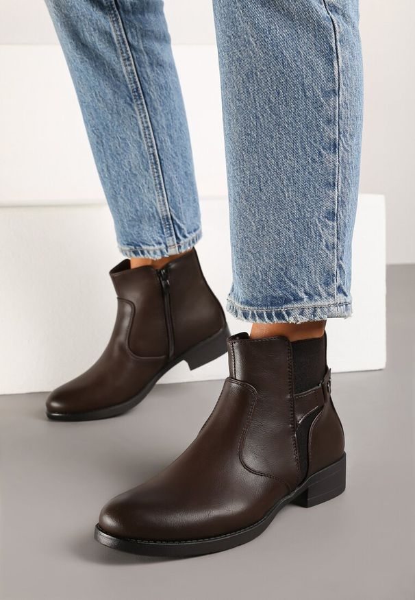 Born2be - Brązowe Botki na Płaskiej Podeszwie z Ozdobnym Paskiem i Nitami Emariani. Okazja: na co dzień. Zapięcie: pasek. Kolor: brązowy. Materiał: jeans, skóra. Sezon: zima, jesień. Obcas: na płaskiej podeszwie. Styl: casual, klasyczny, rockowy. Wysokość obcasa: niski