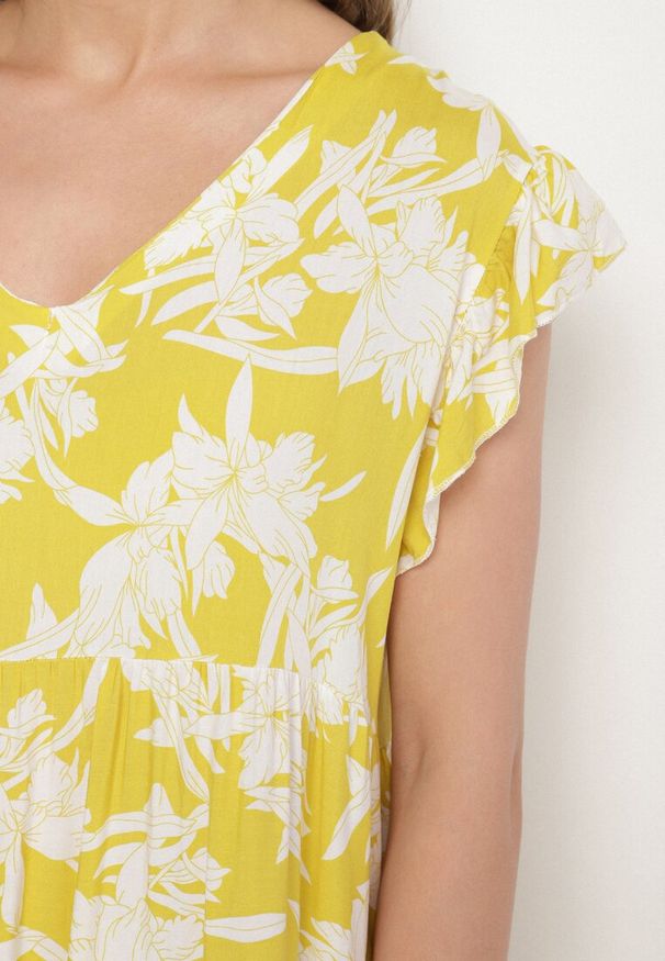 Born2be - Żółta Bawełniana Sukienka o Rozkloszowanym Kroju w Kwiaty Libella. Okazja: na co dzień, do pracy. Kolor: żółty. Materiał: bawełna. Wzór: kwiaty. Typ sukienki: rozkloszowane, proste. Styl: casual, elegancki