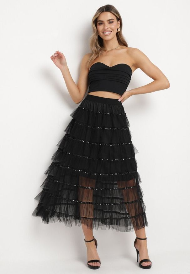 Born2be - Czarna Spódnica Maxi o Rozkloszowanym Fasonie Ozdobiona Falbankami i Cekinami Meepa. Kolor: czarny. Materiał: materiał. Wzór: aplikacja