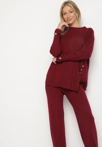 Born2be - Bordowy Dzianinowy Komplet z Wiskozą Spodnie i Sweter Zdobiony Guzikami Unisea. Kolor: czerwony. Materiał: wiskoza, dzianina. Wzór: aplikacja