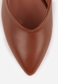Renee - Brązowe Czółenka Vices na Słupku z Wkładką ze Skóry Naturalnej z Metaliczną Ozdobą Mixin. Okazja: na spotkanie biznesowe, do pracy. Kolor: brązowy. Materiał: skóra. Wzór: aplikacja. Obcas: na słupku. Styl: biznesowy, elegancki #8