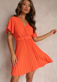 Renee - Pomarańczowa Sukienka Plisowana z Paskiem i Kopertowym Dekoltem Azelea. Kolor: pomarańczowy. Materiał: materiał. Typ sukienki: kopertowe #1