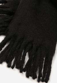 Born2be - Czarny Szalik z Frędzlami Owedarria. Okazja: na co dzień. Kolor: czarny. Materiał: dresówka, jeans. Styl: casual, elegancki #2