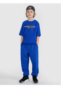 4f - 4F Spodnie dresowe joggery chłopięce - niebieskie 146 (10-11 lat). Okazja: na co dzień. Kolor: niebieski. Materiał: dresówka. Wzór: ze splotem, gładki. Sezon: lato. Styl: casual, sportowy #1
