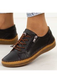 Czarne skórzane półbuty damskie T.Sokolski 8207. Okazja: na co dzień. Nosek buta: okrągły. Zapięcie: zamek. Kolor: czarny. Szerokość cholewki: normalna. Wzór: kolorowy. Materiał: skóra. Sezon: jesień, wiosna. Styl: klasyczny, casual #1