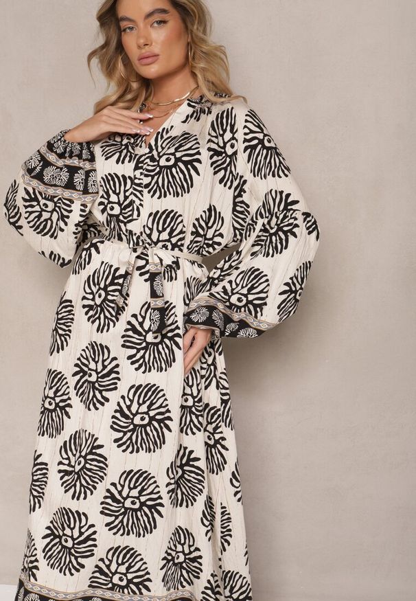 Renee - Czarna Sukienka Oversize z Wiskozy z Paskiem Zdobiona Etnicznym Printem Velsekia. Okazja: na spacer, na co dzień. Typ kołnierza: dekolt w kształcie V. Kolor: czarny. Materiał: wiskoza. Wzór: nadruk, aplikacja. Typ sukienki: oversize. Styl: casual, elegancki