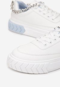 Renee - Biało-Niebieskie Sneakersy na Tłoczonej Platformie Ozdobione Łańcuchem Jaihini. Kolor: biały. Wzór: aplikacja. Obcas: na platformie