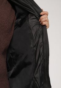 Born2be - Czarna Długa Pikowana Kurtka z Nieodpinanym Kapturem Mevessia. Okazja: na co dzień. Kolor: czarny. Materiał: jeans. Długość: długie. Styl: klasyczny, casual, elegancki #3