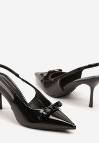 Born2be - Czarne Szpilki Lakierowane Vices z Odkrytą Piętą i Ozdobną Kokardą Valozi. Okazja: na co dzień. Zapięcie: sprzączka. Kolor: czarny. Materiał: lakier. Obcas: na szpilce. Styl: casual, klasyczny, elegancki. Wysokość obcasa: średni #8