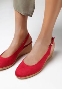 Born2be - Czerwone Sandały Axiphosia. Nosek buta: okrągły. Zapięcie: pasek. Kolor: czerwony. Materiał: skóra. Wzór: ze splotem, aplikacja, gładki. Obcas: na koturnie. Wysokość obcasa: średni #5