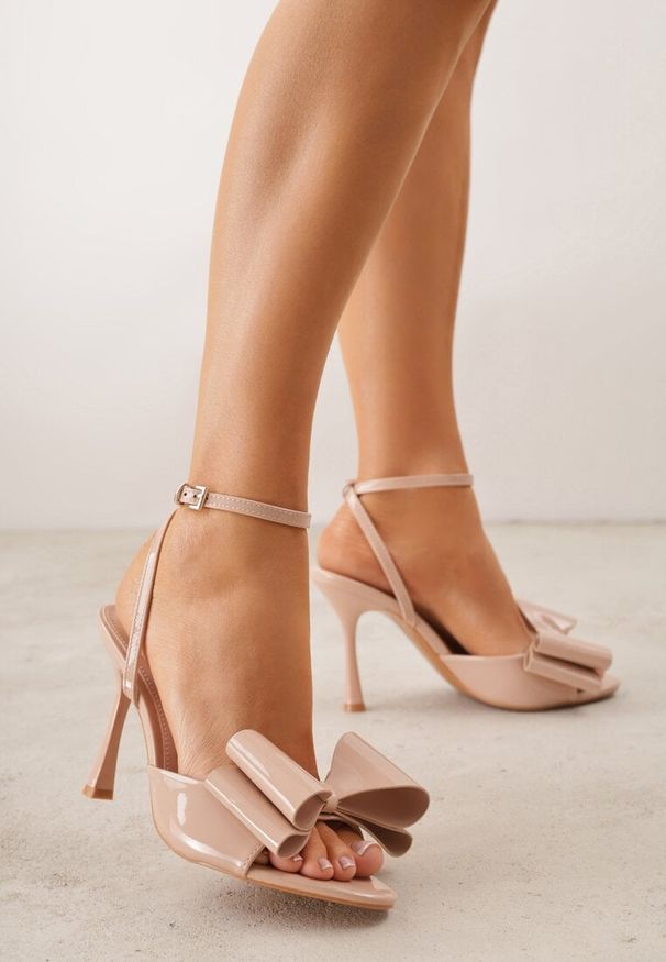 Renee - Beżowe Lakierowane Sandały z Kokardkami Orimoni. Okazja: na randkę, na imprezę. Zapięcie: sprzączka. Kolor: beżowy. Materiał: lakier. Obcas: na obcasie. Styl: elegancki, klasyczny. Wysokość obcasa: średni