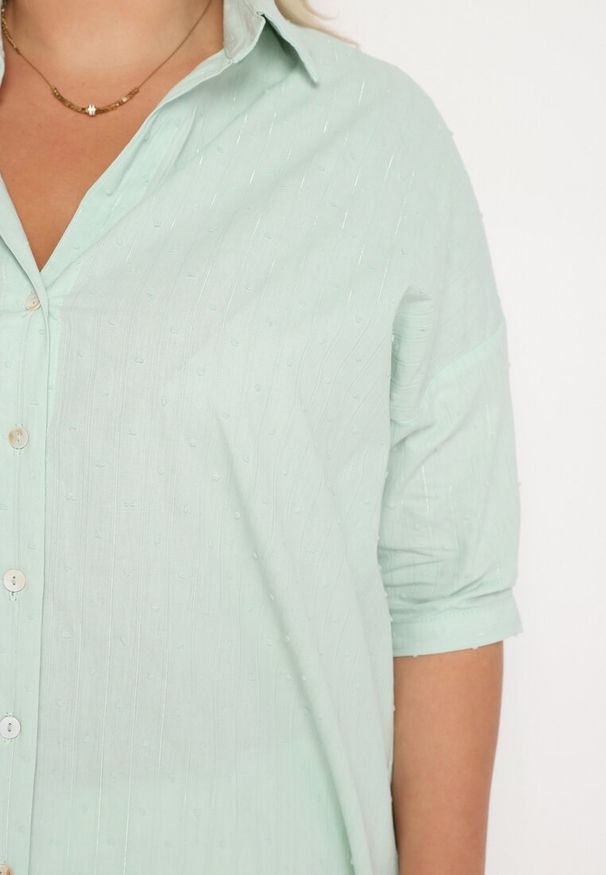 Born2be - Jasnozielona Bawełniana Koszula z Krótkim Rękawem Tinalyni. Okazja: na spotkanie biznesowe, do pracy. Kolekcja: plus size. Kolor: zielony. Materiał: bawełna. Długość rękawa: krótki rękaw. Długość: krótkie. Styl: biznesowy, klasyczny, elegancki