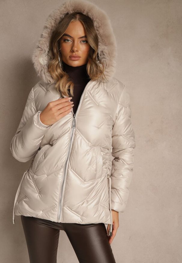 Renee - Beżowa Kurtka z Ozdobnym Pikowaniem i Kapturem z Futrem Naliavea. Okazja: na co dzień. Kolor: beżowy. Materiał: futro. Styl: elegancki, casual