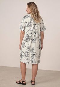 Born2be - Czarno-Biała Sukienka z Wiskozy o Pudełkowym Kroju w Kwiatowy Print Reninca. Okazja: na co dzień. Kolekcja: plus size. Kolor: czarny. Materiał: wiskoza. Wzór: nadruk, kwiaty. Sezon: lato. Typ sukienki: proste, dla puszystych. Styl: casual #6