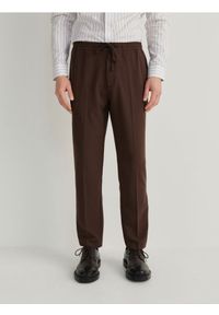 Reserved - Spodnie jogger slim - brązowy. Kolor: brązowy. Materiał: tkanina, wiskoza #1