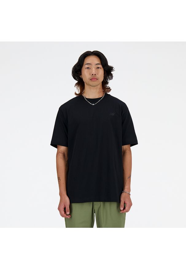 Koszulka męska New Balance MT41533BK – czarna. Kolor: czarny. Materiał: bawełna, dresówka. Długość rękawa: krótki rękaw. Długość: krótkie