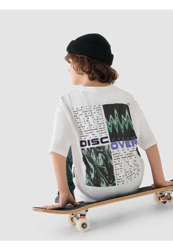 4f - 4F T-shirt z nadrukiem chłopięcy - biały 152 (11-12 lat). Okazja: na co dzień. Kolor: biały. Materiał: bawełna, jersey, dzianina. Długość rękawa: krótki rękaw. Długość: krótkie. Wzór: nadruk. Sezon: lato. Styl: sportowy, klasyczny, casual