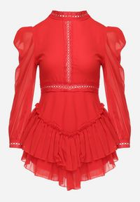 Born2be - Czerwona Rozkloszowana Sukienka Kombinezon Mini z Falbankami Gilha. Typ kołnierza: kołnierz z falbankami. Kolor: czerwony. Materiał: koronka. Wzór: aplikacja. Długość: mini #5