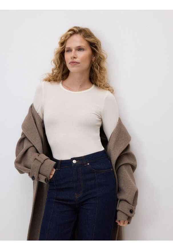 Reserved - Longsleeve z lyocellu i wełny - złamana biel. Materiał: wełna. Długość rękawa: długi rękaw