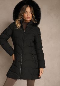 Renee - Czarna Pikowana Kurtka o Taliowanym Kroju z Kapturem z Futerkiem Mindria. Okazja: na spacer. Typ kołnierza: kaptur. Kolor: czarny. Materiał: futro. Styl: elegancki #1