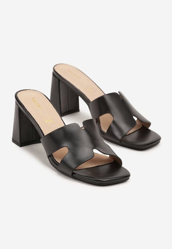 Born2be - Czarne Klapki Vices na Słupku ze Skórzaną Wkładką i Geometryczną Cholewką Folwenna. Okazja: na co dzień. Kolor: czarny. Materiał: skóra. Wzór: geometria. Obcas: na słupku. Styl: klasyczny, casual