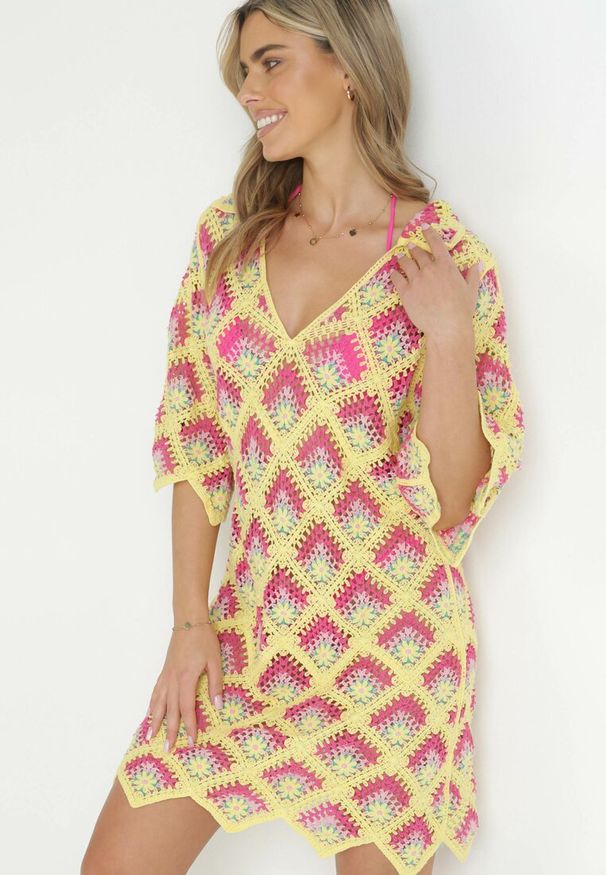 Born2be - Żółto-Fuksjowa Pudełkowa Sukienka Mini z Głębokim Dekoltem z Szydełkowej Bawełny Cristel. Kolor: żółty. Materiał: bawełna. Styl: boho. Długość: mini