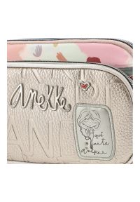 Srebrna Oryginalna Średnia Torebka Na Ramię Anekke Z Serii Alma. Kolor: srebrny. Wzór: aplikacja. Dodatki: z aplikacjami, z breloczkiem. Materiał: zdobione. Rozmiar: średnie. Styl: casual. Rodzaj torebki: na ramię #7