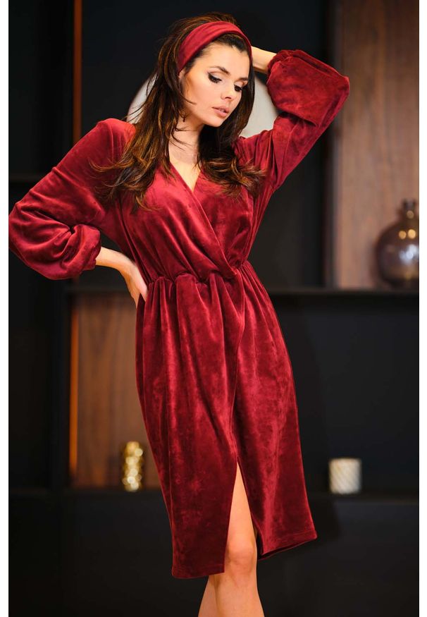 Awama - Bordowa Welurowa Sukienka Zakładana Kopertowo. Kolor: czerwony. Materiał: welur. Typ sukienki: kopertowe