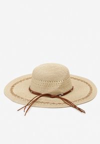 Born2be - Beżowy Szeroki Kapelusz z Naturalnej Plecionki Ozdobiony Rzemykiem Noavlee. Kolor: beżowy. Materiał: len. Wzór: aplikacja. Sezon: lato. Styl: boho, klasyczny, elegancki, casual