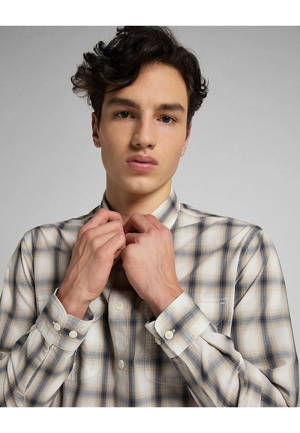 Lee - MĘSKA KOSZULA MATERIAŁOWA LEE WORKER SHIRT SERVICE SAND L68HKLOY 112117135. Materiał: materiał