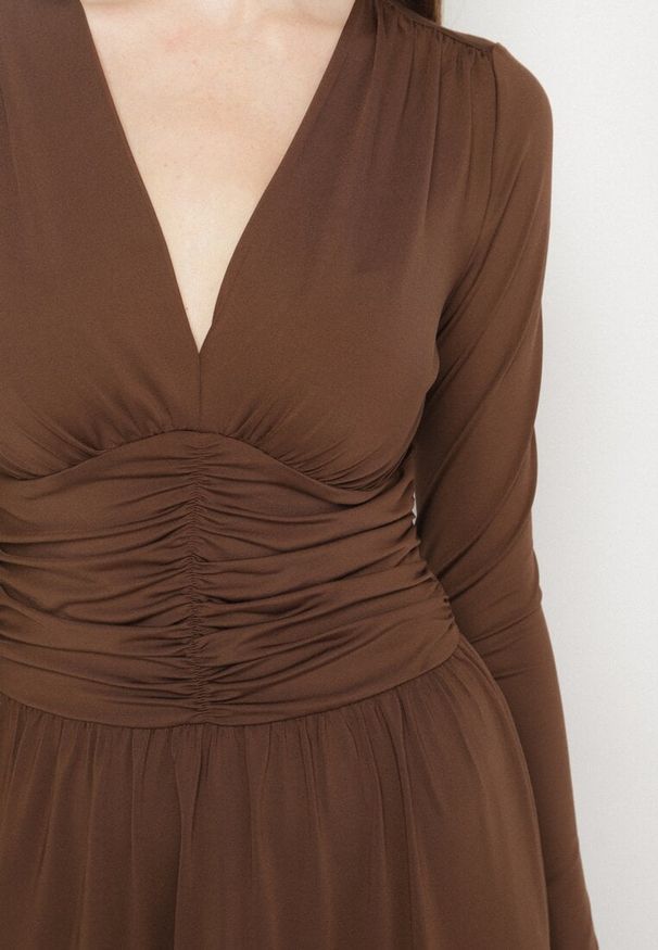 Born2be - Brązowa Marszczona Sukienka Taliowana z Wiskozą z Dekoltem V i Długim Rękawem Emirie. Okazja: na co dzień, na spotkanie biznesowe. Typ kołnierza: dekolt w kształcie V. Kolor: brązowy. Materiał: wiskoza. Długość rękawa: długi rękaw. Styl: casual, biznesowy