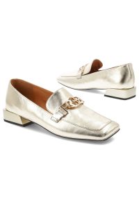 Półbuty damskie S.Barski, cholewka skóra naturalna metalizowana niski fason zaokrąglony nosek ozdobny metalowy element na podbiciu stabilny obcas blo. Kolor: złoty. Materiał: skóra. Szerokość cholewki: normalna. Obcas: na obcasie. Wysokość obcasa: średni #2