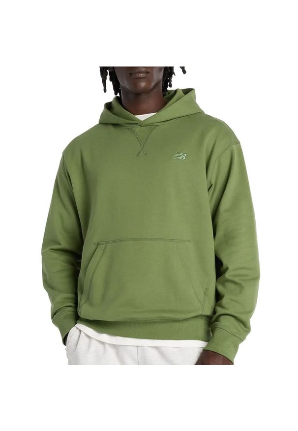 Bluza męska New Balance MT41534AAS - zielona. Okazja: na co dzień. Typ kołnierza: kaptur. Kolor: zielony. Materiał: prążkowany, bawełna. Wzór: haft. Styl: casual
