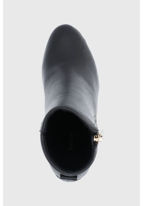 DKNY - Dkny - Botki. Nosek buta: okrągły. Kolor: czarny. Obcas: na obcasie. Wysokość obcasa: średni