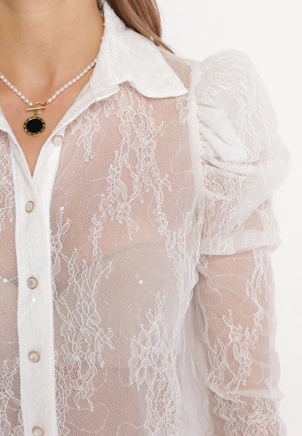 Born2be - Biała Koronkowa Koszula z Przezroczystego Materiału Ozdobiona Cekinami Meligura. Kolor: biały. Materiał: materiał, koronka. Wzór: aplikacja