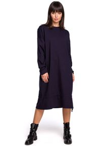 BE - Bawełniana długa sukienka dresowa oversize granatowa. Kolor: niebieski. Materiał: bawełna, dresówka. Typ sukienki: oversize. Długość: maxi