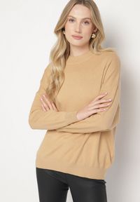 Born2be - Beżowy Gładki Sweter z Rękawami Typu Nietoperz Ralanevia. Okazja: do pracy, na co dzień. Kolor: beżowy. Wzór: gładki. Styl: casual #6