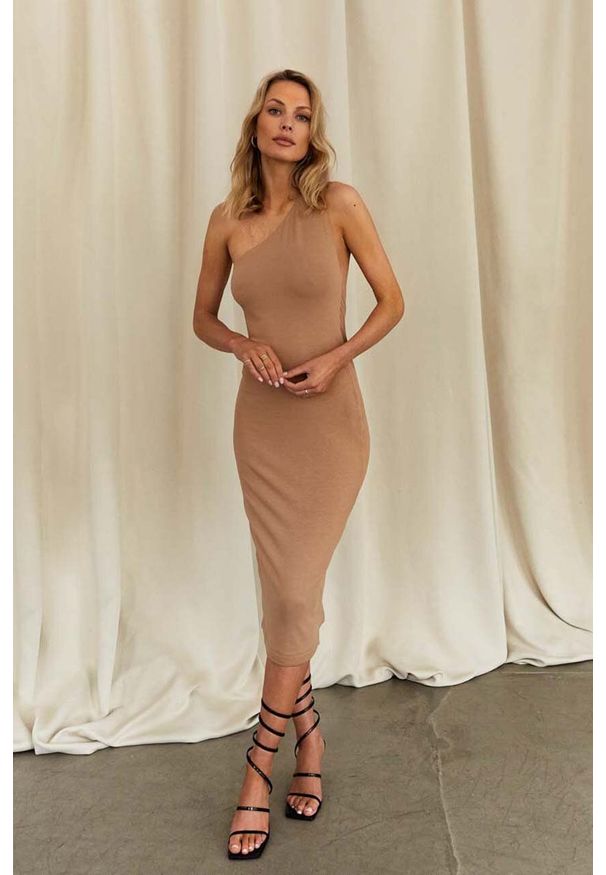Saint Body sukienka kolor brązowy midi dopasowana. Kolor: brązowy. Materiał: dzianina. Wzór: gładki. Typ sukienki: dopasowane. Długość: midi