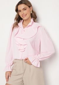Born2be - Różowa Koszula Ozdobiona Falbankami Jenisela. Okazja: na co dzień. Typ kołnierza: kołnierz z falbankami. Kolor: różowy. Materiał: jeans. Wzór: aplikacja. Styl: klasyczny, casual